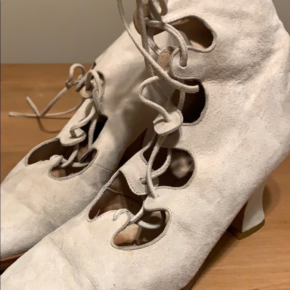 Kenneth Cole suede lace up boots 6.5 off-white